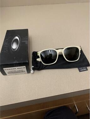 Oakley Garage rock . Matte bone . Dark grey lenses.